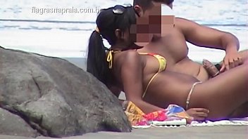 casal fazendo sexo na praia publica. holly luyah nude morena novinha gostosa 