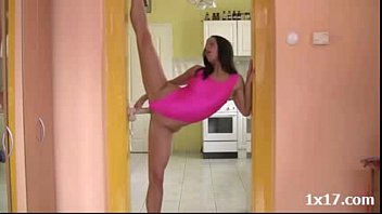 contortionist girl fucks a porhhd door frame 