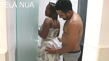 mais uma negra rabuda x school video querendo fuder com um ator pauzudo com samira ferraz vs mr.rola continua no red 