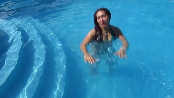la bella milf se moja en la piscina del hotel el condor               en paracas 